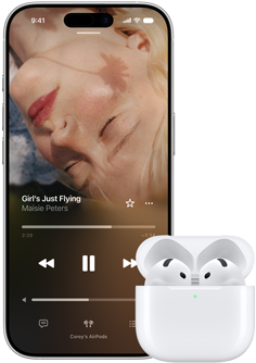 Un iPhone à côté d’AirPods dans leur boîtier de charge, le boîtier est ouvert