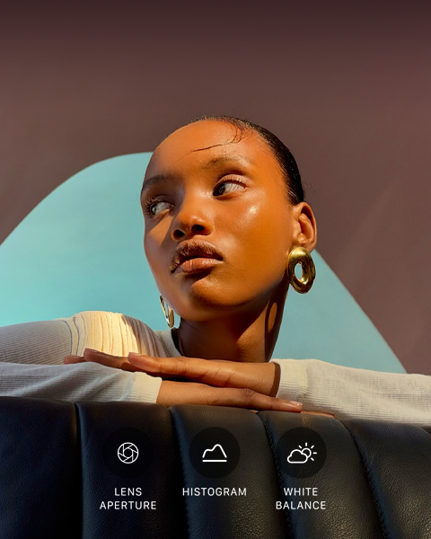 Portrait lumineux en gros plan d’une personne sur un fond coloré, illustrant l’interface des commandes Pro du système caméra pro : ouverture, histogramme, balance des blancs