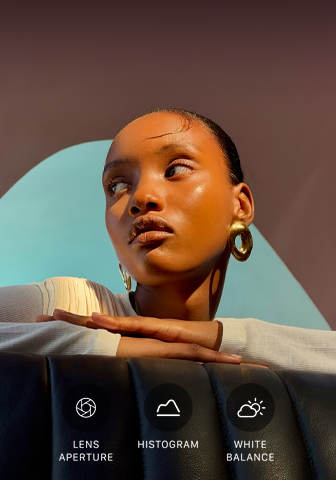 Portrait lumineux en gros plan d’une personne sur un fond coloré, illustrant l’interface des commandes Pro du système caméra pro : ouverture, histogramme, balance des blancs