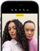 iPhone 18 Pro, noir, face avant, affichant deux modèles qui posent pour la caméra, mettant en avant la caméra avant Center Stage