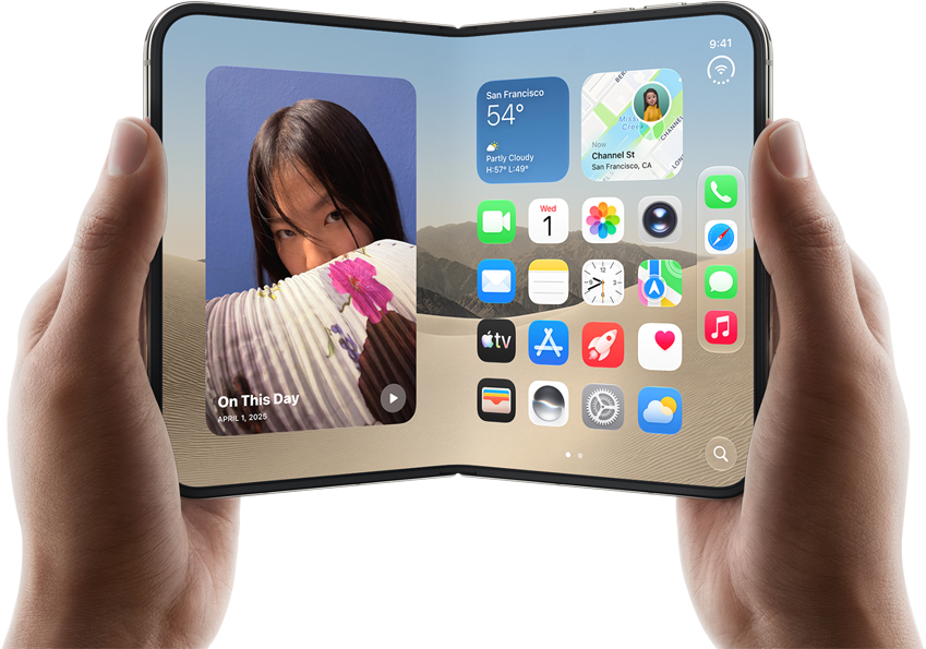 iPhone Duo, finition blanc stellaire, tenu à deux mains en mode paysage, déplié, l’écran interne affiche des photos sur le côté gauche, des apps sur le côté droit