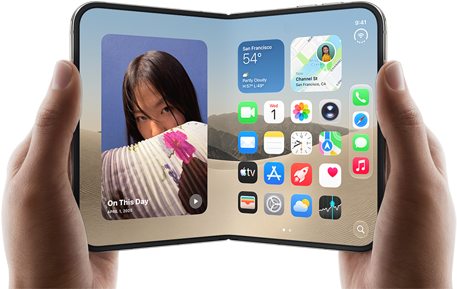 iPhone Duo, finition blanc stellaire, tenu à deux mains en mode paysage, déplié, l’écran interne affiche des photos sur le côté gauche, des apps sur le côté droit