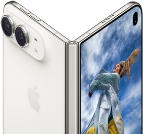 iPhone Duo, entrouvert à la manière d’un livre, mécanisme de la charnière au centre, volet extérieur arrière à gauche avec logo Apple et double caméra, écran externe à droite affichant le portrait d’une personne blonde