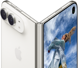 iPhone Duo, entrouvert à la manière d’un livre, mécanisme de la charnière au centre, volet extérieur arrière à gauche avec logo Apple et double caméra, écran externe à droite affichant le portrait d’une personne blonde