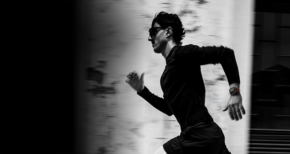 Une personne courant avec son Apple Watch Ultra 4