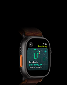 Apple Watch Ultra 4, boîtier en titane, noir, fonctionnalité Course avec itinéraire avec une carte d’un parcours de course à pied, côté gauche, bouton Action, Boucle Alpine, bordeaux